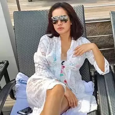 Tak lagi kenakan hijab, Shinta Bachir tampil seksi dengan bikini