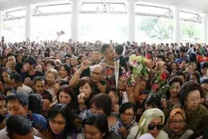 7 Potret membludaknya warga yang ingin ketemu Ahok di Balai Kota