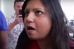  Demi hadiah mewah, cewek ini ikut lomba mencium mobil selama 50 jam