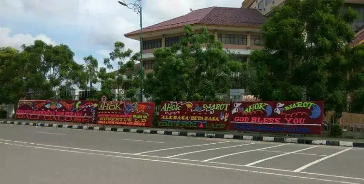 Kantor wali kota Batam juga dikirimi karangan bunga untuk Ahok-Djarot