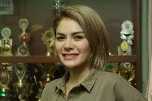 Pose di atas ranjang dengan rambut baru, Nikita Mirzani bikin pangling