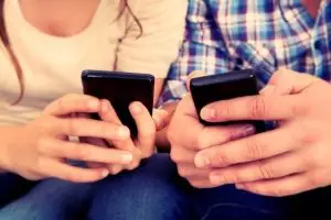 Jangan kegeeran baca 10 emoji ini, arti aslinya jauh dari dugaanmu