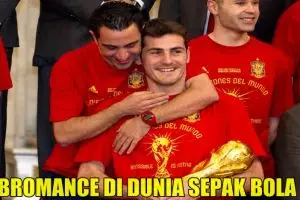 Nggak hanya ada di film drama, ini 5 bromance di dunia sepak bola