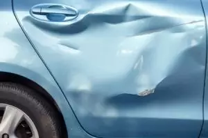 Cewek ini perbaiki mobil penyok pakai dildo, hasilnya nggak disangka