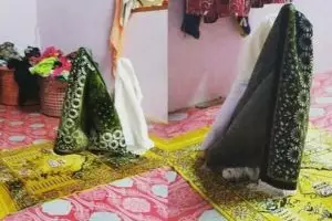 Aneh tapi nyata, mukena & sajadah ini berdiri bak baru dipakai shalat