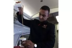 Awak maskapai penerbangan ini ramu teh tarik di ketinggian 30.000 kaki