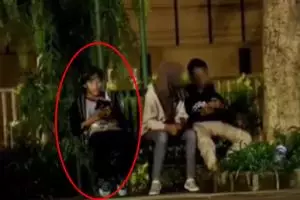 Cara unik cowok usir orang pacaran di tempat umum ini jadi viral