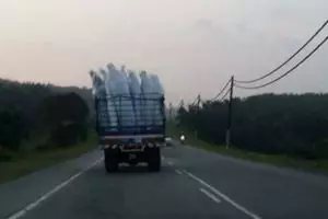 6 Foto penampakan di truk ini bikin gagal paham, jadi merinding ya