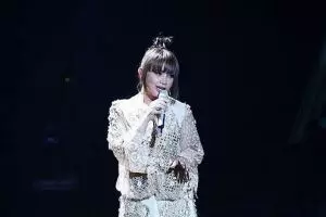 Bergaya dengan rambut poni, Rossa penampilannya bak ABG 17 tahun