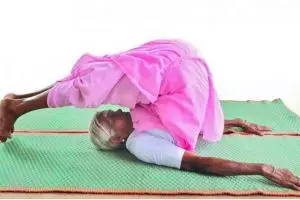 Jadi instruktur yoga, nenek 98 tahun ini punya tubuh lentur bak karet