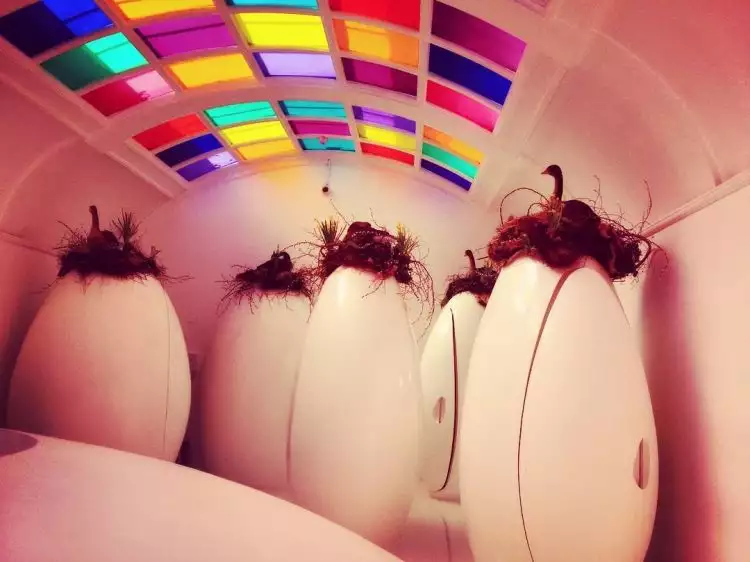 Toilet di restoran ini didesain berbentuk telur Alien, unik banget 