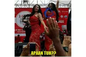 Ada yang 'ngintip' di dada Pamela Duo Serigala, netizen heboh banget!