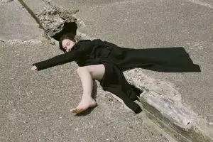 8 Foto lucu saat model  berpose di tempat-tempat nyeleneh