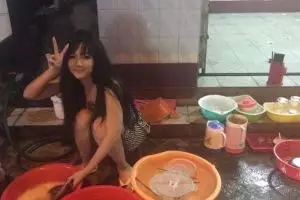 Foto gadis nyuci piring ini viral di media sosial, kenapa ya?