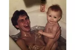  Ayah dan anak ulang foto lama ini hasilnya bikin geli sendiri