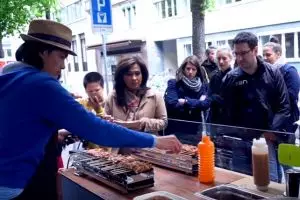 Tinggalkan pekerjaan sebagai bankir, pria ini pilih jadi tukang sate