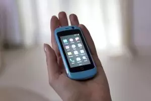 Smartphone ini diklaim terkecil di dunia, begini spesifikasinya