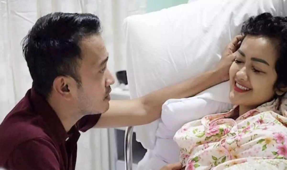 Potret tangan kurus Julia Perez sentuh pipi Ruben Onsu ini bikin haru