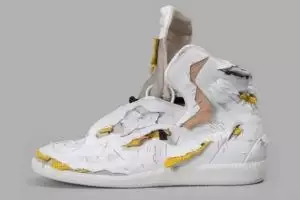 Sepatu sneakers robek-robek ini harganya setara motor matic, wow!