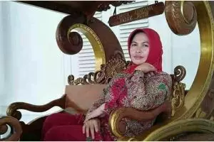 Foto di kereta kencana, ada yang aneh dengan tangan wanita ini