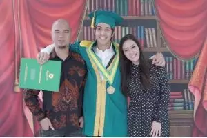 Unggah foto bareng saat wisuda El, Maia & Ahmad Dhani tampak serasi