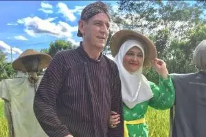 11 Potret bahagia Fenny Bauty dengan suami barunya, mesra terus nih