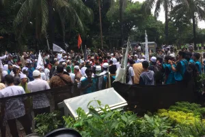 Massa pendukung dan penolak Ahok setia menanti sidang putusan 
