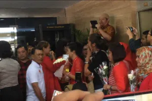 Saat pendukung Ahok yang mayoritas ibu-ibu menangis