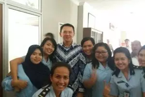 Ahok tiba di Rutan Cipinang langsung diajak wefie petugas rutan, wow!