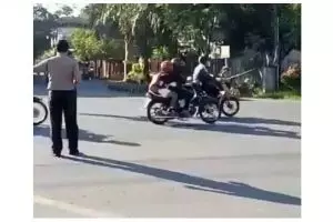 Alasan polisi di video ini hentikan lalu lintas nggak terduga banget