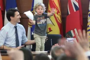 5 Foto Justin Trudeau kerja sambil asuh anak ini bikin cewek meleleh
