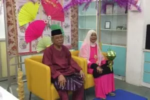 Pasangan lanjut usia ini bukti tiada kata terlambat untuk jatuh cinta