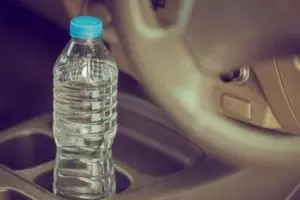 Konsumsi air kemasan yang disimpan di mobil bisa picu kanker payudara