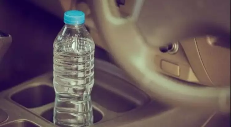 Konsumsi air kemasan yang disimpan di mobil bisa picu kanker payudara