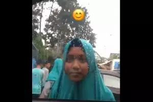 Nggak sadar ada orang di dalam, gadis ini mematut diri dengan PD-nya
