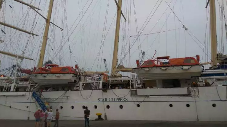 Pertama kalinya kapal pesiar layar tinggi berlabuh di Indonesia
