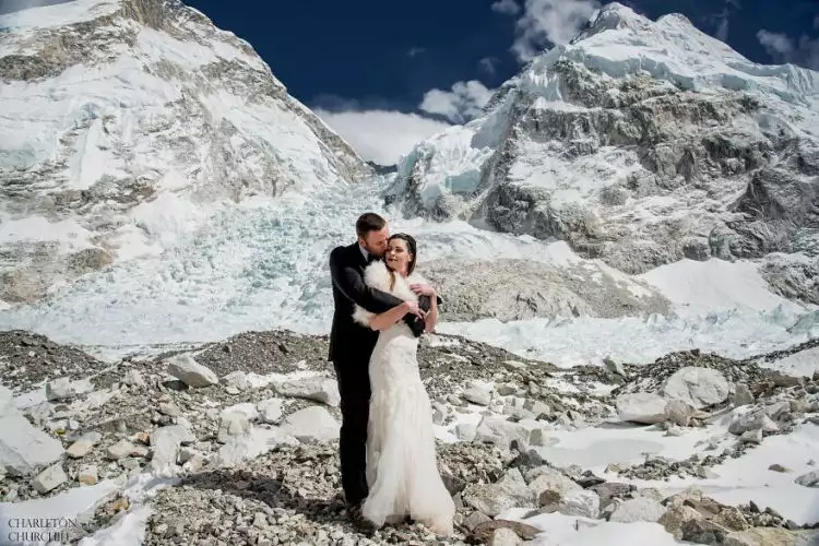 Pasangan ini menikah di puncak Everest setelah mendaki 3 minggu