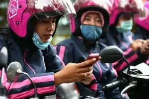 Begini curhat mahasiswi jadi pengojek online, unik-unik pengalamannya