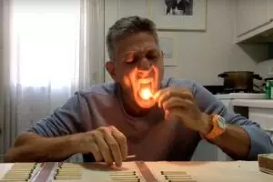 Pria ini luar biasa, pecahkan rekor padamkan korek api pakai lidah