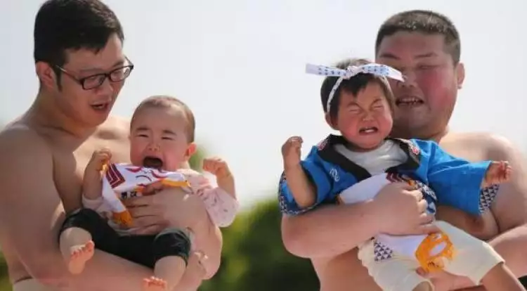 100 Bayi di Jepang ikuti sumo menangis, alasannya tak terduga banget