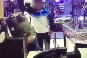 Merasa diganggu saat main game, anak ini tega pukul ibunya