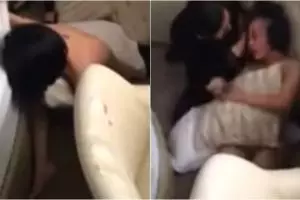 Marah besar, wanita ini serang selingkuhan suaminya yang telanjang