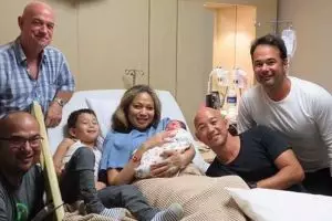 Foto peluk bayinya bikin netizen salah fokus, ini jawaban Kinaryosih