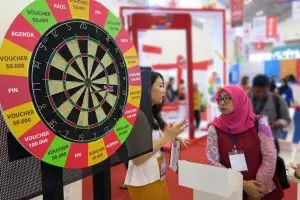 Sekarang ngasih kado nggak perlu repot, lewat SMS bisa lho