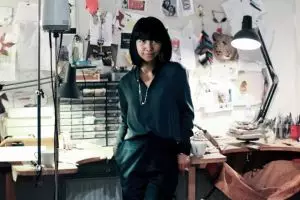 Desainer perhiasan Indonesia ini mendunia, langganan seleb Hollywood