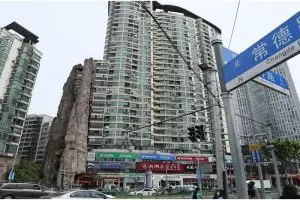 Gedung di pusat kota Shanghai ini menempel dengan tebing, kok bisa ya?