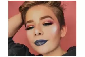 Baru 15 tahun, kemampuan makeup cowok ini bikin para cewek minder