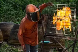 Unik, ayam panggang ini dimasak pakai sinar matahari