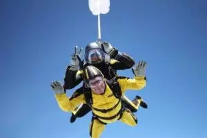 Keren, kakek berusia 101 tahun ini coba olahraga ekstrem skydiving