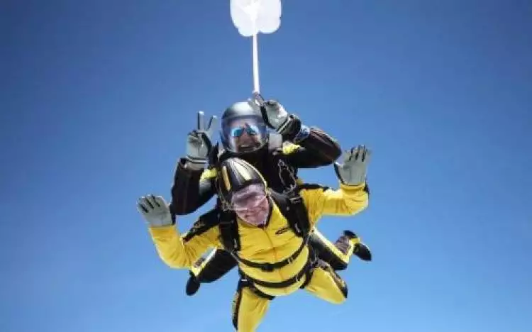 Keren, kakek berusia 101 tahun ini coba olahraga ekstrem skydiving